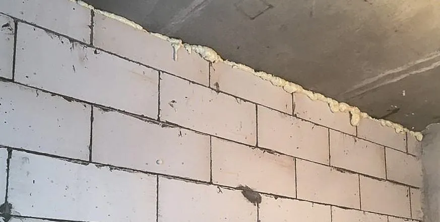 Заполнение расстояния между стеной и потолком монтажной пеной