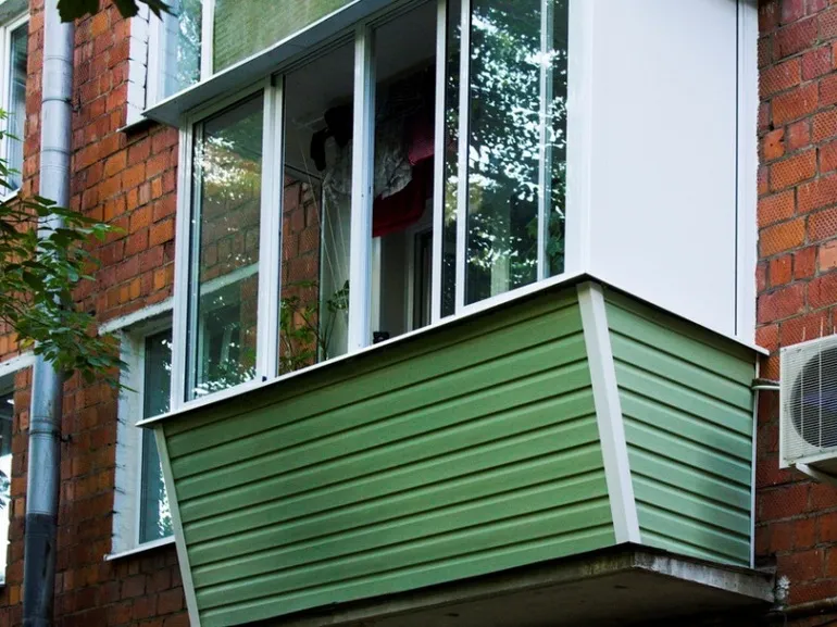 картинка Использование сайдинга и профнастила для балкона