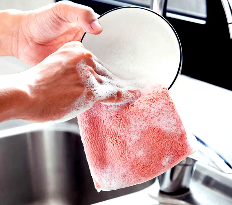 Чтобы освежить махровое маленькое полотенце, помойте им посуду со средством для мытья