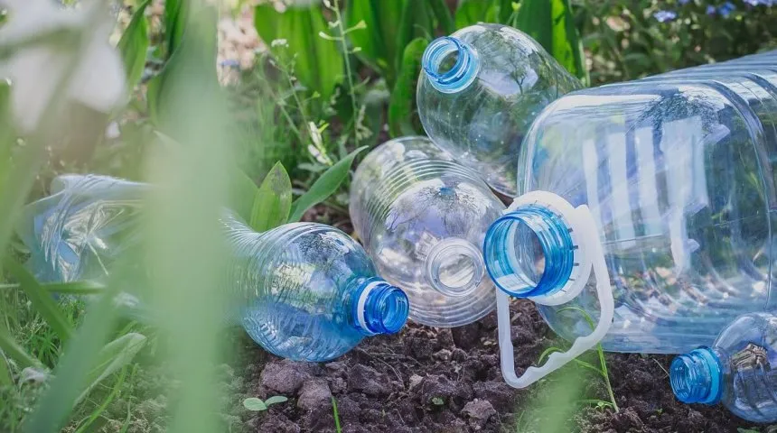 : Для чего применять пластиковые бутыли на даче