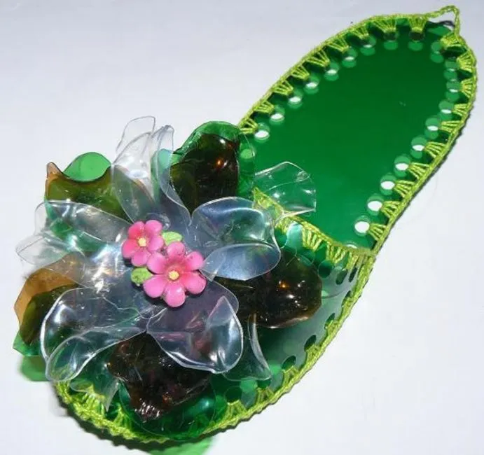 Шлепанцы с цветком из пластиковых бутылок