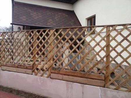 Решетчатый деревянный забор - фото и идеи