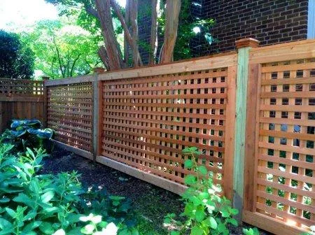 Решетчатый деревянный забор - фото и идеи