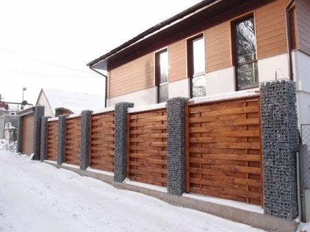 Комбинированный забор - Деревянные заборы фото и идеи