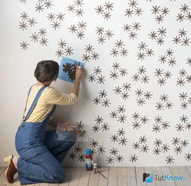 Девушка рисует на стене