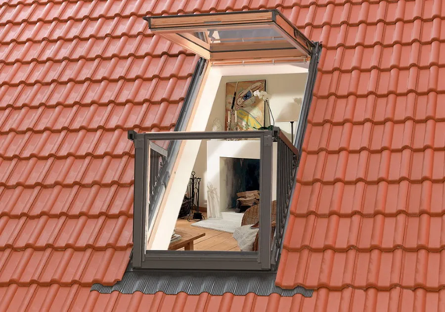 Мансардное окно с мини-балконом в крыше частного дома