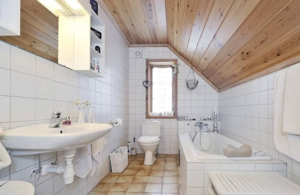 Интерьер ванной комнаты в мансарде дома