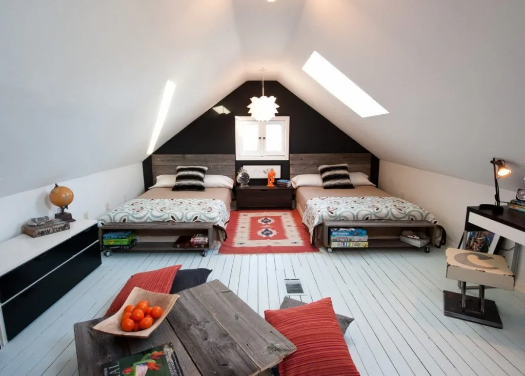 Низкие кровати в детской спальне в мансарде