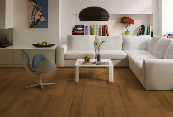коричневый ламинат в интерьере гостиной белый диван мебель фото