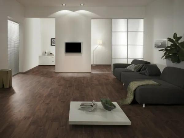 темный ламинат в интерьере гостиной серый диван современный стиль