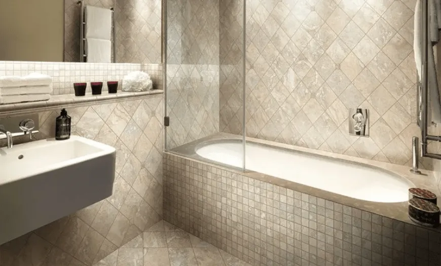 отделка мозаиков маленькой ванной