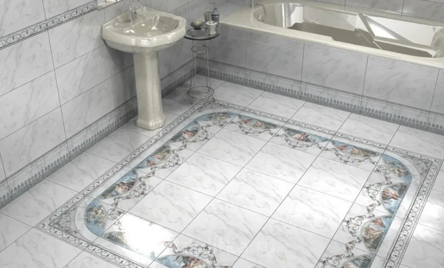 Керамическая плитка на полу в маленькой ванной