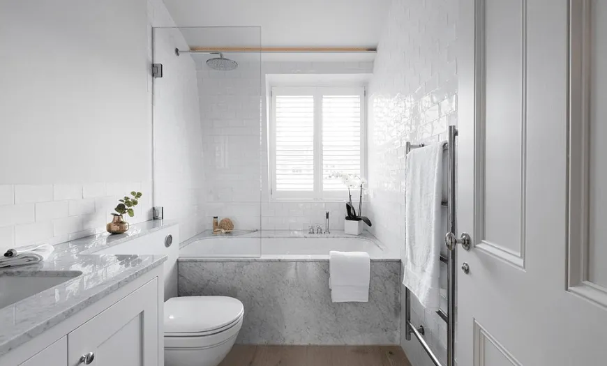 Маленькая ванная комната в скандинавском стиле