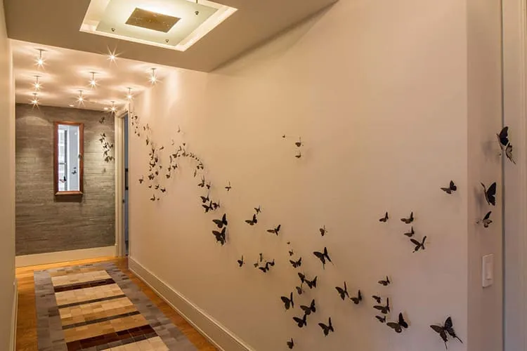Ещё одна оригинальная деталь – декор в форме объёмной аппликации. Лёгкие бабочки словно провожают вас в комнатыФОТО: artsten.ru