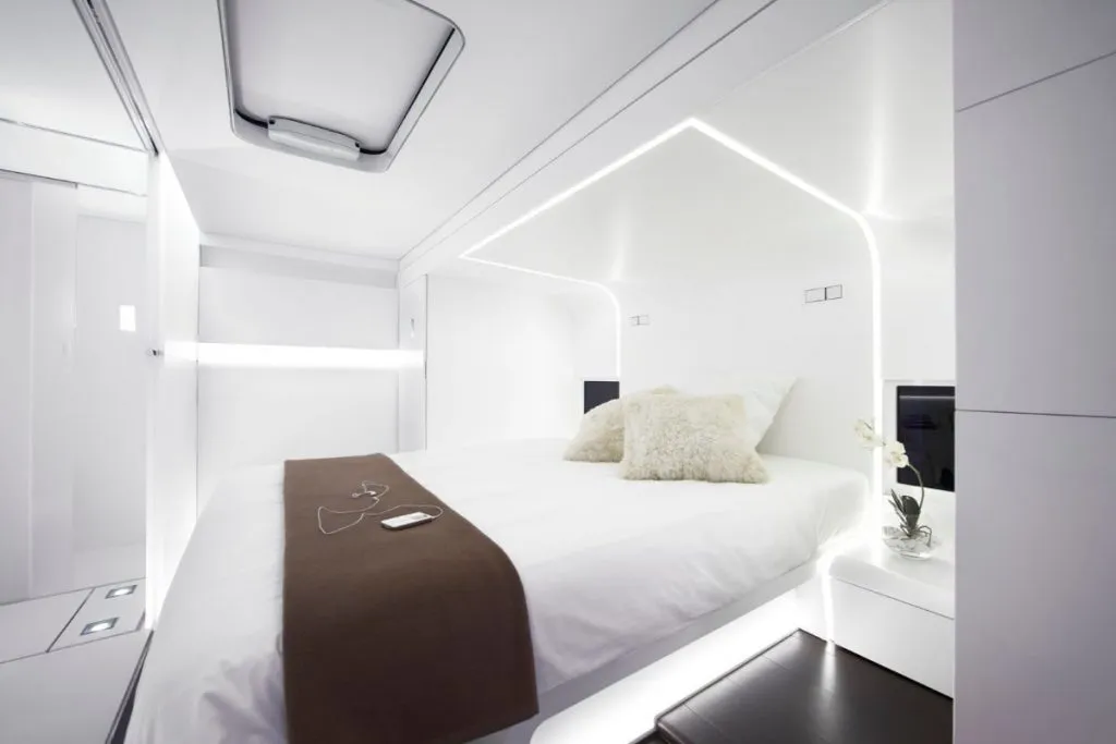 Небольшая спальня в стиле хай-тек в белом цвете