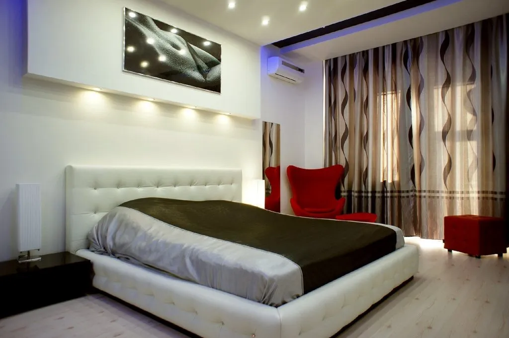 Дизайн маленькой спальни в стиле хай-тек с акцентной мебелью
