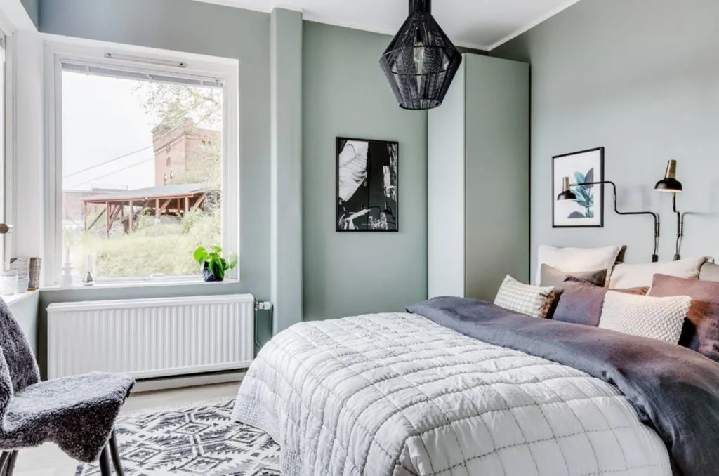 Зеленая компактная спальня в скандинавском исполнении