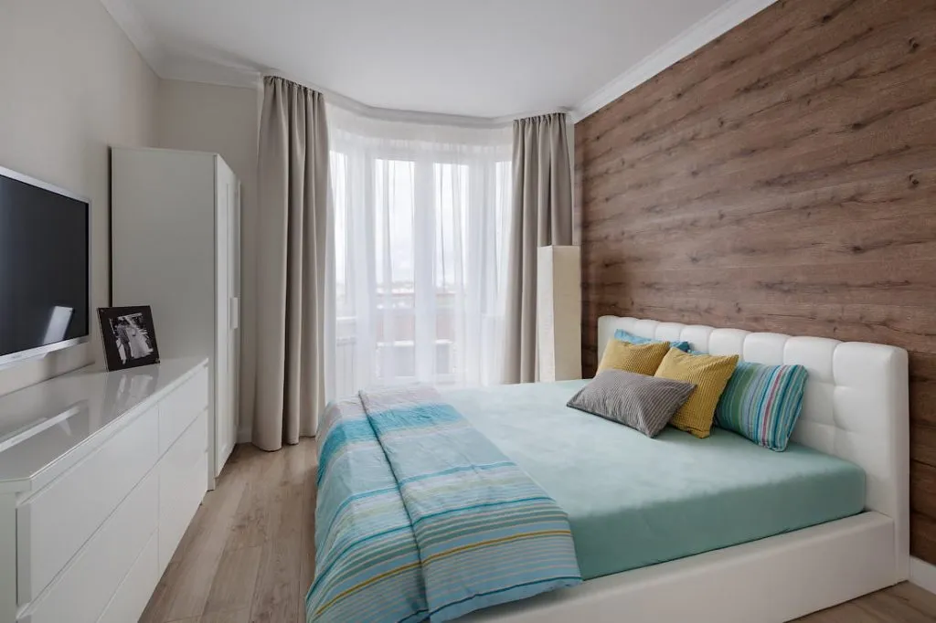 Скандинавская спальня с добавлением голубых и коричневых деталей