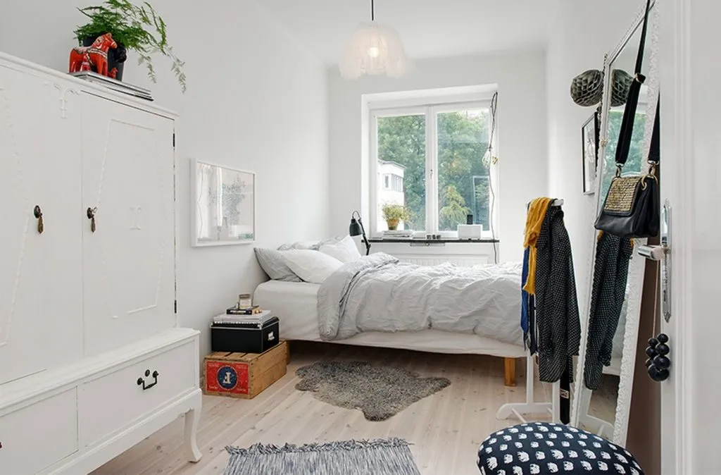 Белое оформление небольшой спальни в скандинавском стиле