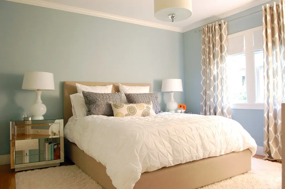 Дизайн компактной светло-голубой спальни с бежевым