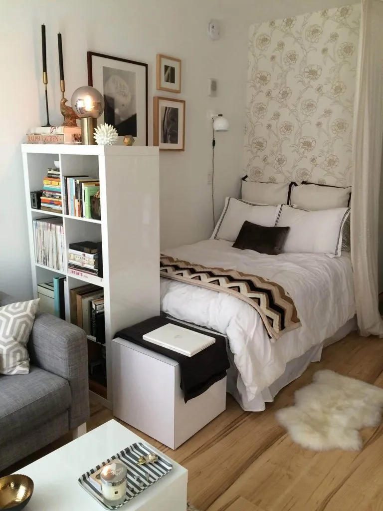 Компоновка мебели в маленькой спальне, совмещенной с гостиной