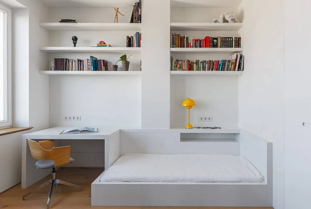Организация хранения в компактной белой спальне в стиле минимализм