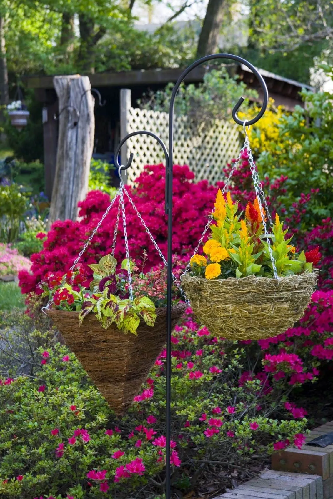 Эффектная подвесная цветочная композиция гармонично вписывающая в ландшафтный дизайн двора частного дома