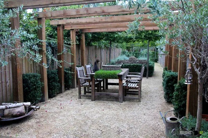 Перголы и крытые ограды в частном доме создают затененные места с комфортными условиями для отдыха летом. Здесь уместно применять вьющиеся растения