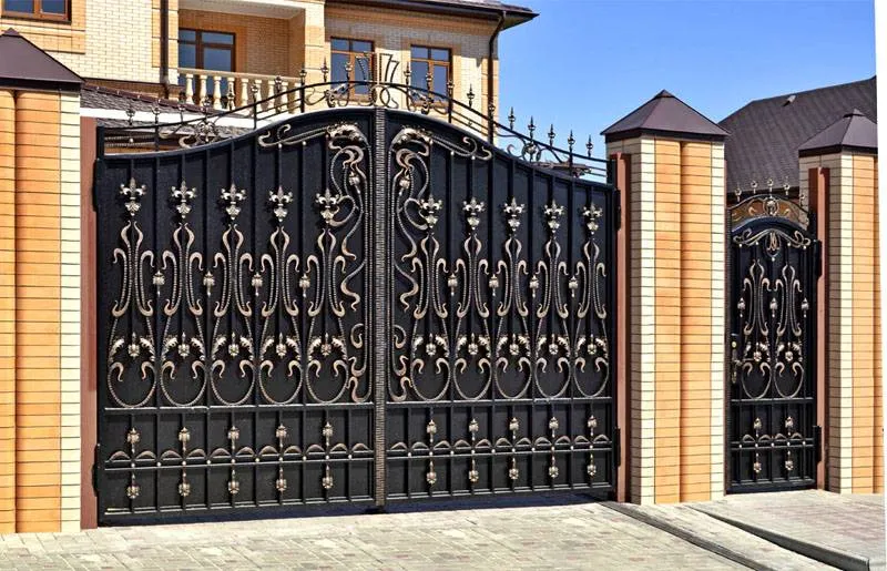 Красивые ворота, как на фото, можно создать с применением художественной ковки