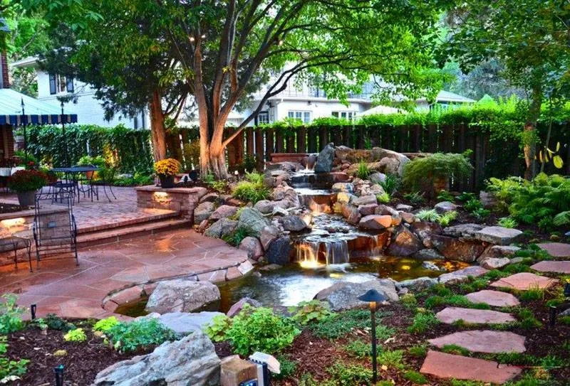 Пруд с водопадом во дворе частного дома «оживляет» ландшафтный дизайн