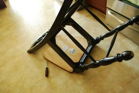 Демонтаж сиденья стула.