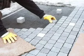 Как правильно класть тротуарную плитку: способы укладки плитки + инструктаж по проведению работ