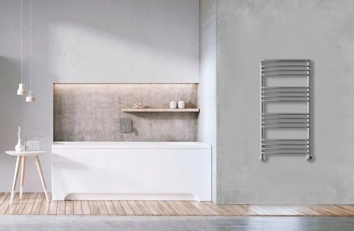 Электрический полотенцесушитель установлен на стене в ванной