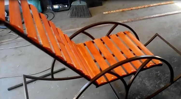 Фото кресла-качалки из металла, сделанного своими руками