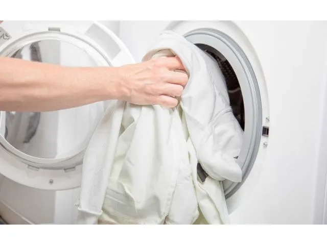 белая одежда и стиральная машинка