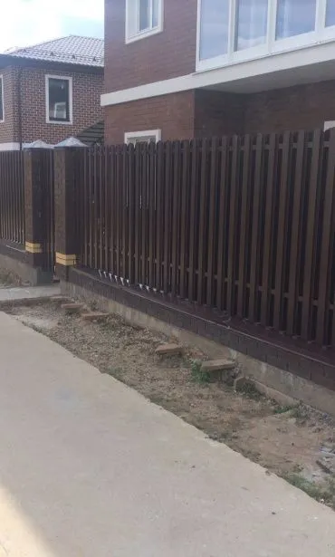 Забор из металлического штакетника черный на фундаменте