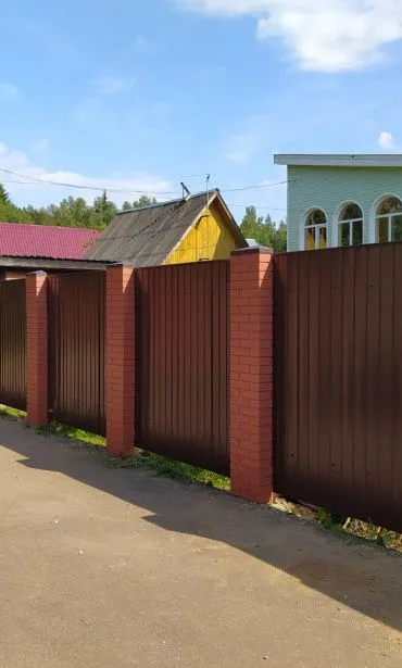 Забор из профнастила с кирпичными столбами