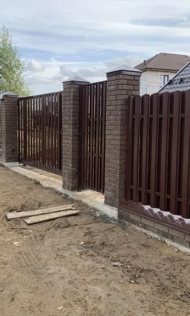 Фото забора из металлического штакетника, Истринский район, КП Балтия