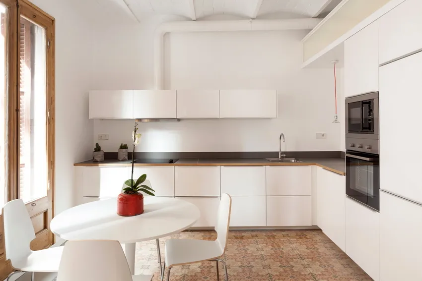 Пластиковый воздуховод на кухне позволяет установить вытяжку в любом месте помещения