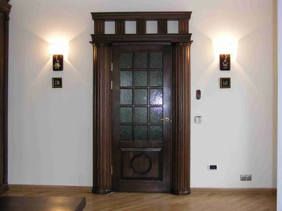 Массивные деревянные двери черные в интерьере