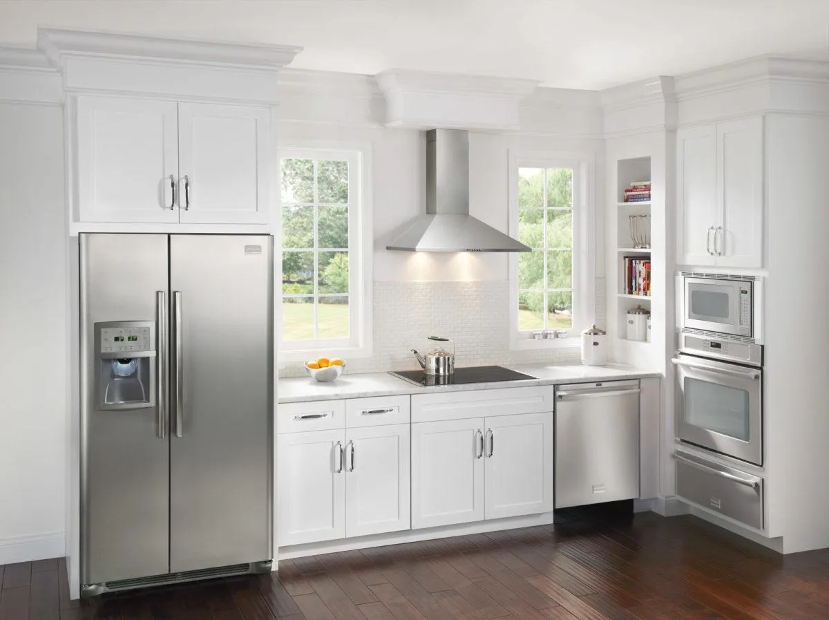 Белая кухня со встраиваемым холодильником 