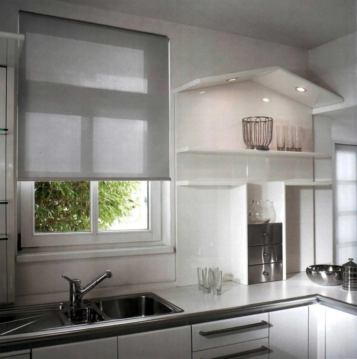 Серые рулонные шторы и открытые полки на кухне