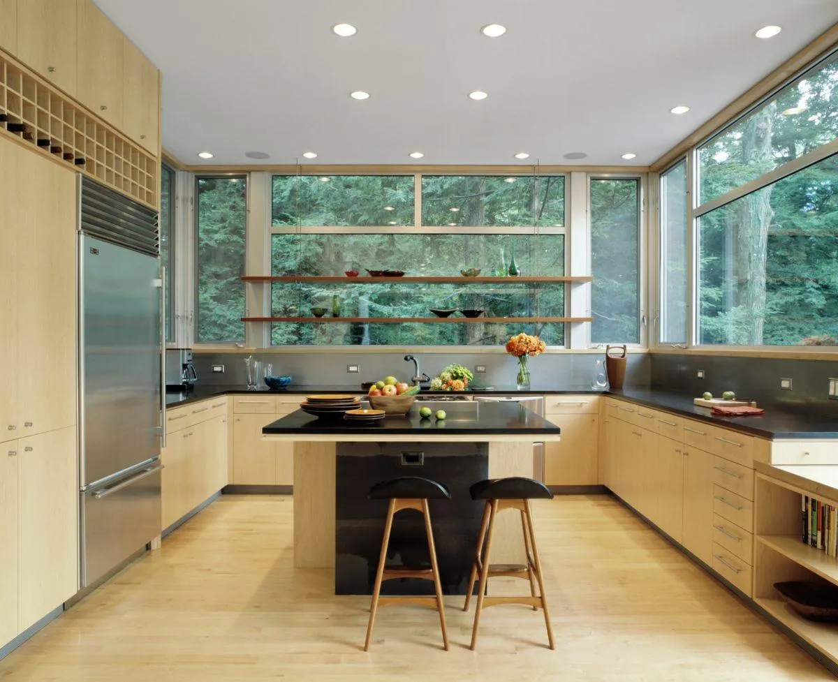 П-образная кухня с панорамными окнами