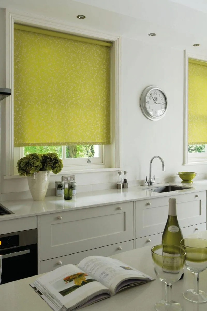 Светло-зелёные рулонные шторы на кухне