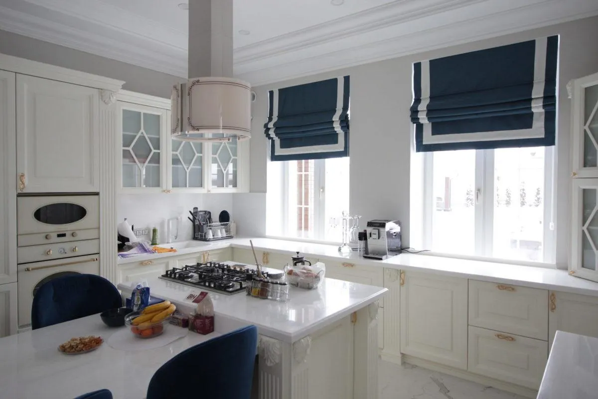 Синие римские шторы на белой кухне
