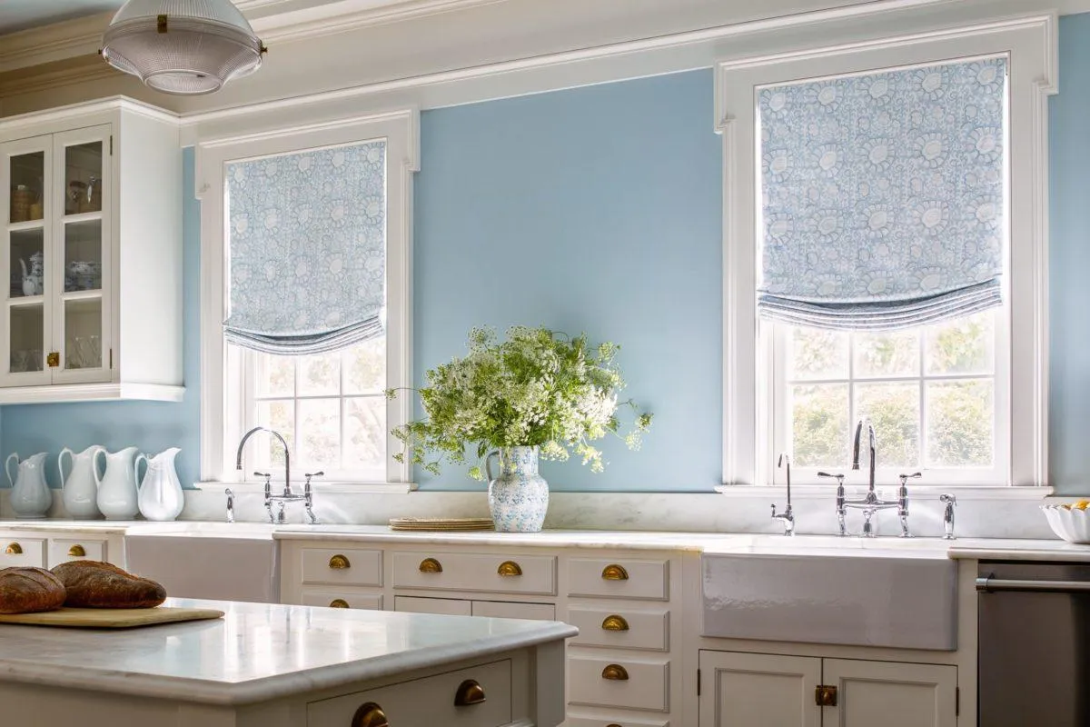 Голубые римские шторы на кухне