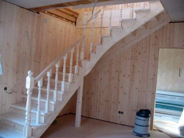 Деревянная маршевая лестница с поворотом