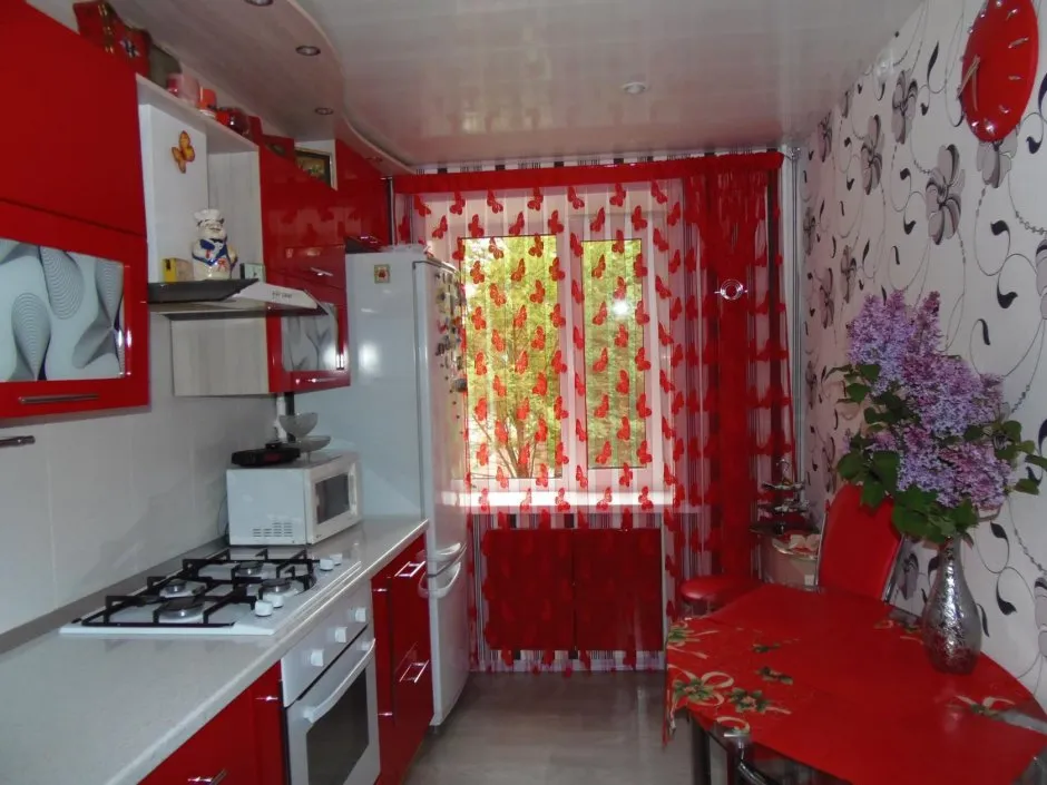 Красно белые шторы на кухню