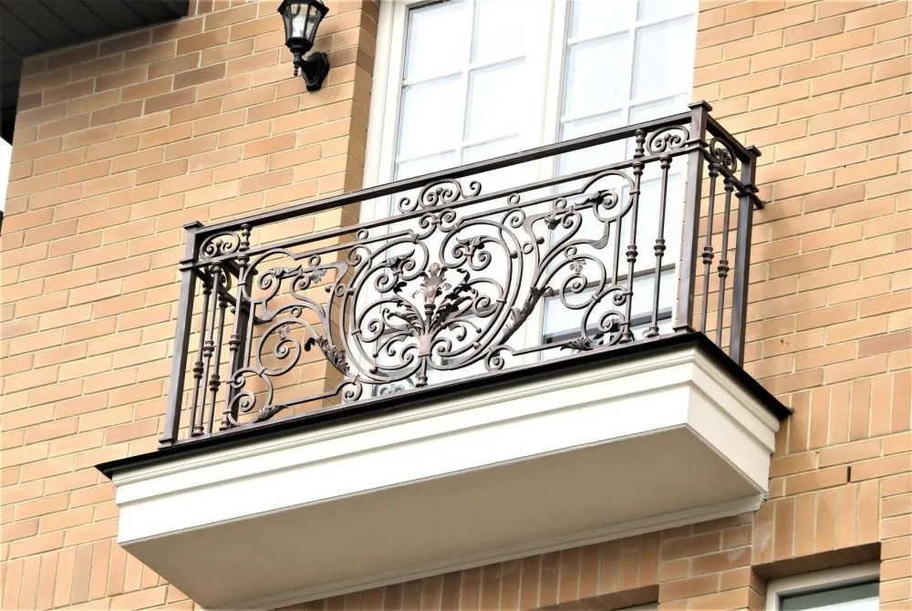 Ограждения для балкона в загородный дом из металла