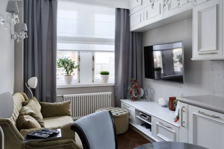 Уютная гостиная с серыми шторами на окне